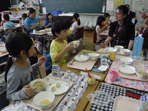 給食の様子(1)