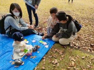 折り紙の動物をお友達にあげているところ