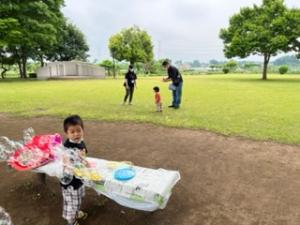 しゃぼん玉遊びをする子ども