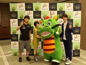 鶴ヶ島市シルバーｅスポーツ記念イベント（出演者+つるゴン）.jpg