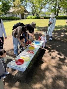 しゃぼん玉作りに挑戦する親子