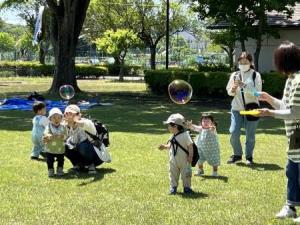 しゃぼん玉を追いかける子どもたち