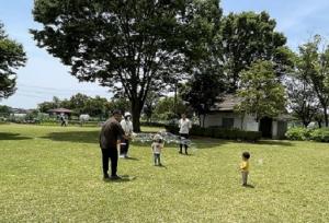 しゃぼんだまで遊ぶ親子