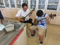 サンシンを弾く子ども