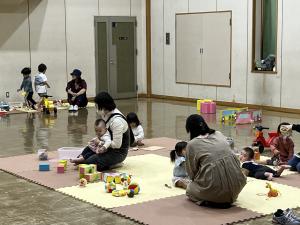 親子が遊ぶ様子