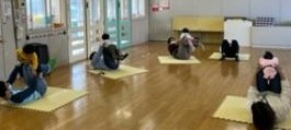 ふれあい遊びでひこうき