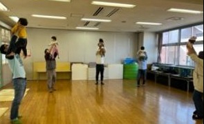 パパに高く持ち上げてもらうふれあい遊び