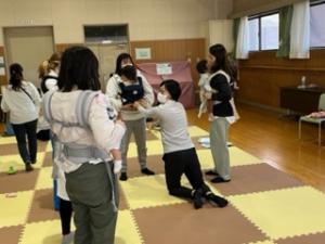 正しい抱っこ紐の使い方を教えてもらうママ