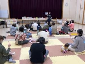 絵本の読み聞かせの様子2