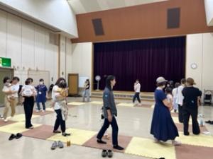 リズムにあわせて歩こう