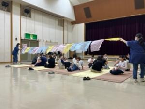 ハンカチのカーテンが頭の上を通り過ぎるところ