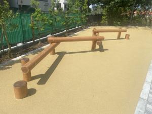鶴ヶ丘児童公園(丸太平均台)