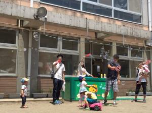 園庭でしゃぼん玉遊び