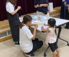 お母さんと子どもが一緒におもちゃ作りをしている様子