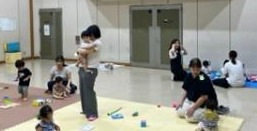 ママたちと遊んでいる子どもたち