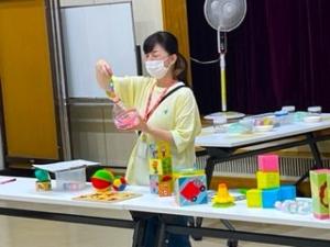 おもちゃの選び方の話をするスタッフ