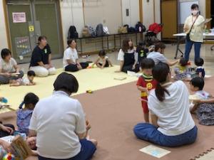 「手指の発達とおもちゃの選び方」の話を聞く保護者