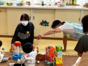 保育室で遊んでいる様子