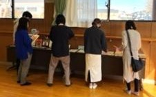 展示物を見る参加者