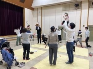 読み聞かせで体を動かす親子