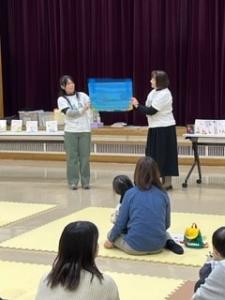 大きな絵本の読み聞かせ
