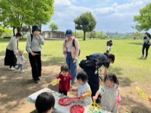 しょぼん玉遊びをする子ども