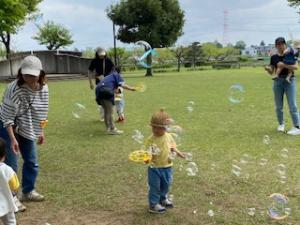 しゃぼん玉を飛ばして楽しむ子ども
