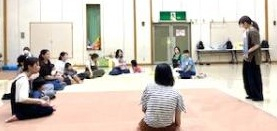 大型絵本の読み聞かせの様子