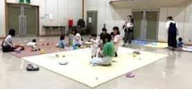 子どもたちが遊んでいる様子